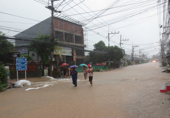 Die Ringstraße von Lamai nach Chaweng kurz nach der PTT-Tankstelle am Frischmarkt. Alles steht unter Wasser. Fotos: Gruber