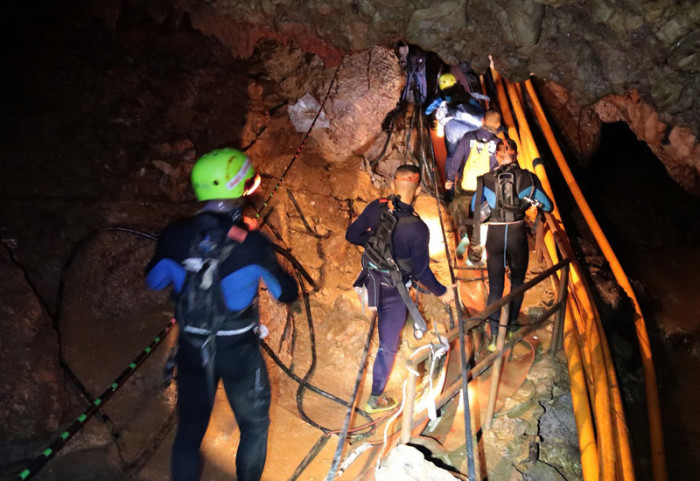 Rettungskräfte in der Höhle. Foto: epa/Royal Thai Navy