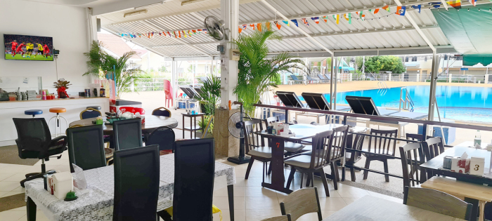 Das Restaurant Schwiizerstübli & Burgerhouse empfängt seine Gäste jetzt am einladenden Pool des Chokchai Village 7.