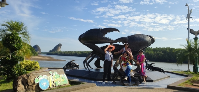 Die Uferpromenade gehört zu den schönsten Attraktionen der Stadt. Die Krabben-Statue am Krabi River ist im ganzen Land bekannt und gilt als das Wahrzeichen der Stadt. Fotos: Spraul-Doring