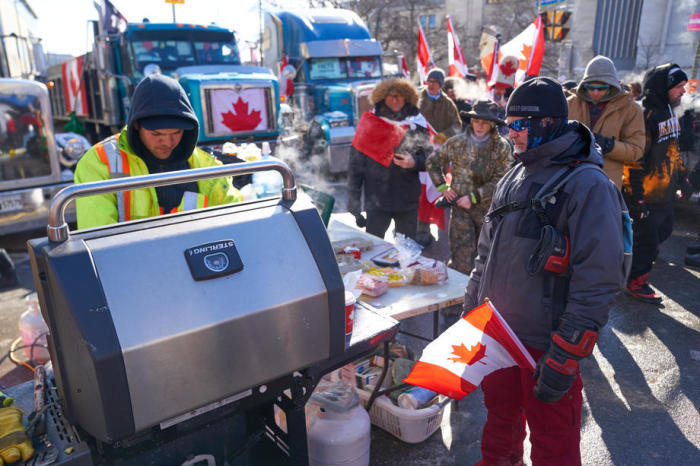 Während die Trucker ihre Proteste in Ottawa fortsetzen, bereiten Anhänger der Trucker rund um den Parlamentshügel kostenloses Essen zu. Foto: epa/Valerie Blum