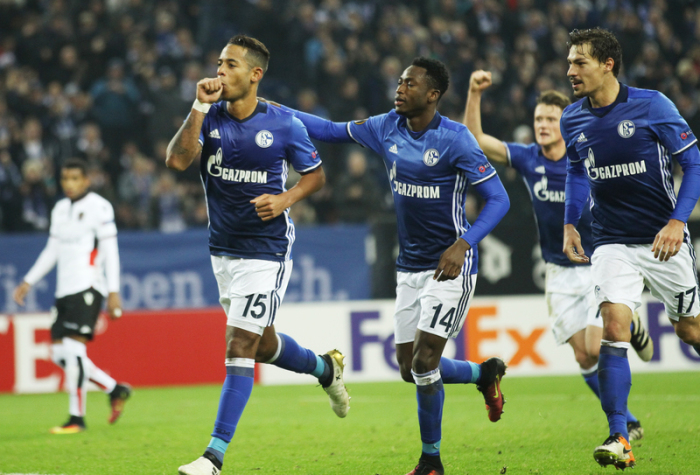 Schalkes Spieler jubeln über das Tor zum 2:0 durch Dennis Aogo (2.v.l). Foto: dpa/Ina Fassbender