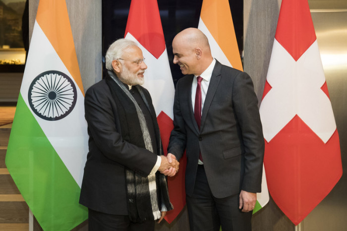 Bundespräsident Alain Berset (R) und der indische Premierminister Narendra Modi (L) geben sich vor einem Treffen vor dem 48. Jahrestag des Weltwirtschaftsforums WEF in Davos die Hand. Foto: epa/Peter Klaunzer