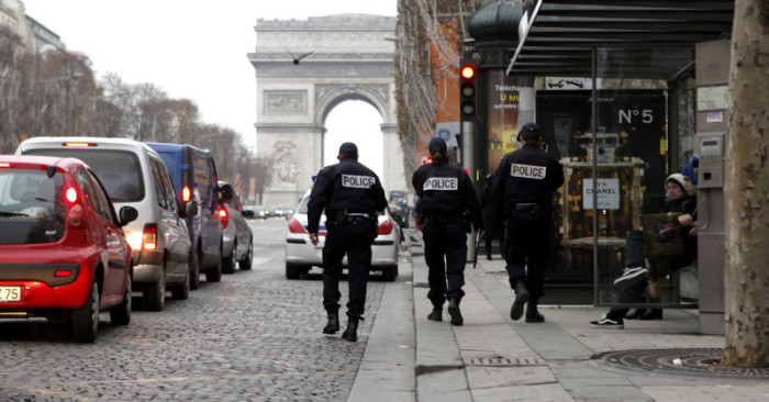 Franzosen patrouillieren auf der Avenue des Champs-Elysees in Paris. Archivfoto: epa/Lucas Dolega