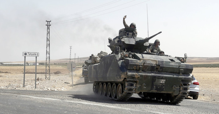 Die türkische Armee setzt ihren Einsatz in Syrien fort. Sie will, dass sich die syrischen Kurden östlich des Euphrats zurückziehen. Zusammen mit Rebellen rückt sie gegen die Kurden-Allianz vor. Foto: epa/Sedat Suna