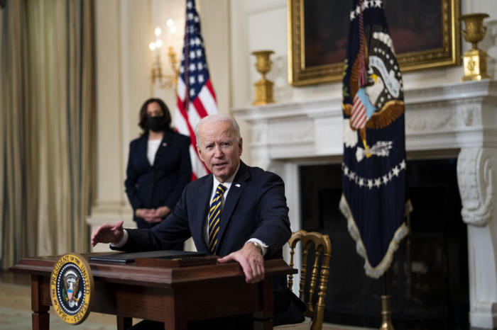 Der US-Präsident Joe Biden unterzeichnet eine Executive Order zur Wirtschaft. Foto: epa/Doug Mills