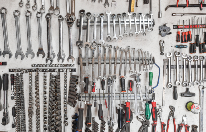 Ordentlich sortiert hängt Werkzeug an einer Wand in einer Autowerkstatt. Foto: Patrick Pleul/Dpa-zentralbild/dpa