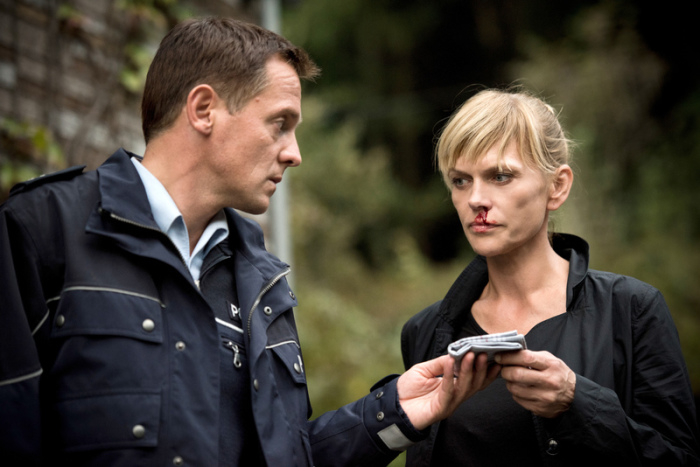 Polizist Tom Petersen (Johannnes Zirner) und LKA-Kommissarin Helen Dorn (Anna Loos) in einer Szene des Krimis 