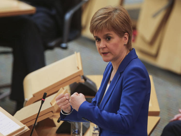 Die Erste Ministerin von Schottland, Nicola Sturgeon, MSP, im schottischen Parlament Holyrood in Edinburgh. Foto: epa/Fraser Bremner/scottish Daily Ma