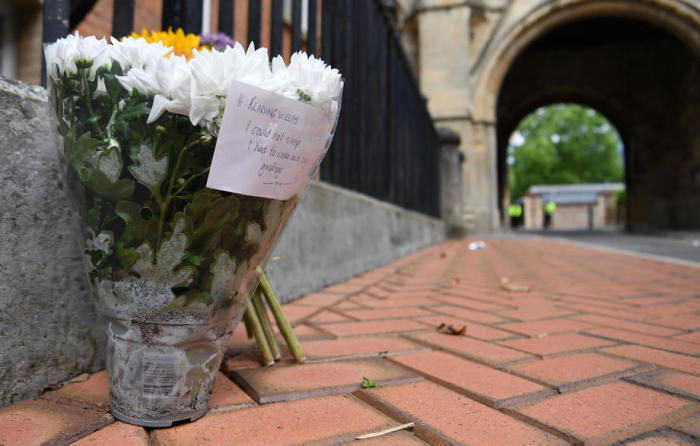 In der Nähe des Tatorts, an dem drei Menschen in Forbury Gardens in Reading erstochen wurden, werden Blumen niedergelegt. Foto: epa/Andy Rain