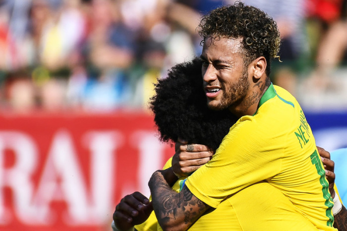  Brasiliens Neymar (r.) feiert mit seinem Teamkollegen Willian (l.). Foto: epa/Christian Bruna