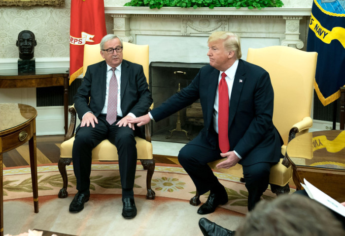 US-Präsident Donald J. Trump (r.) trifft sich mit dem Präsidenten der Europäischen Kommission Jean-Claude Juncker (l.). Foto: epa/Kevin Dietsch