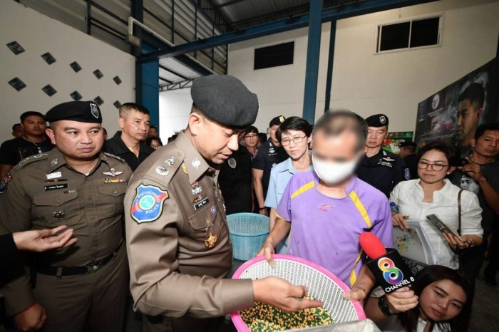 Die Behörden führten eine Razzia in einer Fabrik durch, in der illegal Schmerzmittel hergestellt wurden. Foto: Thai Tourist Police Bureau