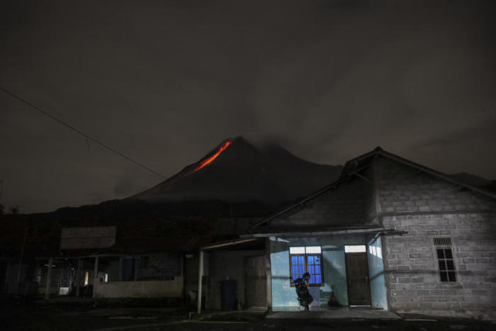 Der Vulkan Merapi spuckt während eines Ausbruchs Lava, gesehen von Sleman, Yogyakarta. Foto: epa/Boy Triharjanto
