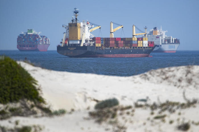 Verstärkte Schifffahrt rund um das Kap der Guten Hoffnung aufgrund der Verzögerung durch die Sperrung des Suezkanals. Foto: epa/Nic Bothma