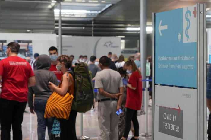Covid-19-Testcenter für Rückkehrer aus Risikoländern am Flughafen Frankfurt am Main. Foto: epa/Ronald Wittek