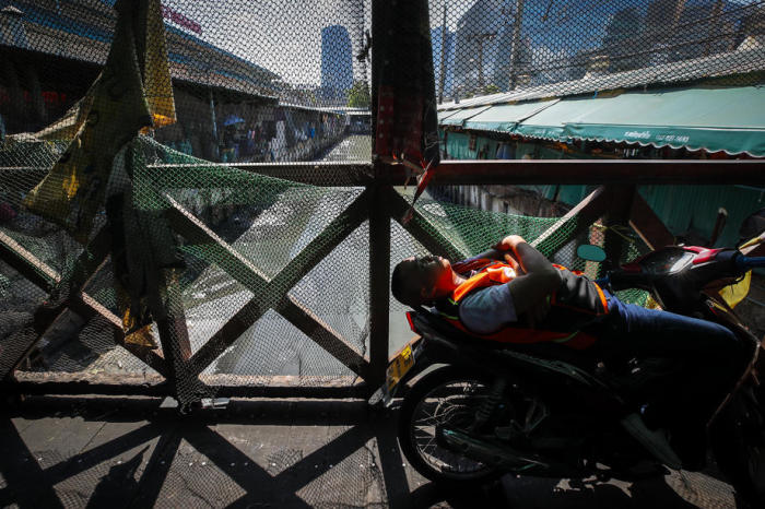 Ein Motorradtaxifahrer wartet in Bangkok auf Kunden. Foto: epa/Diego Azubel