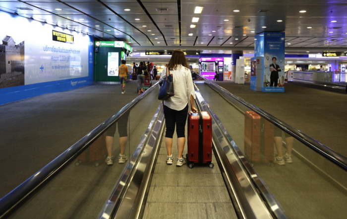 Ausländische Touristin auf dem internationalen Flughafen Suvarnabhumi in Bangkok. Foto: epa/Narong Sangnak