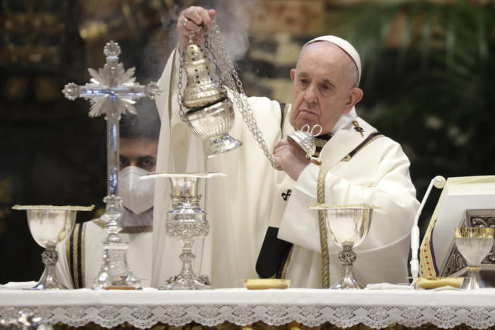 Papst Franziskus zelebriert eine Chrisam-Messe im Petersdom, im Vatikan. Foto: epa/Andrew Medichini / Pool