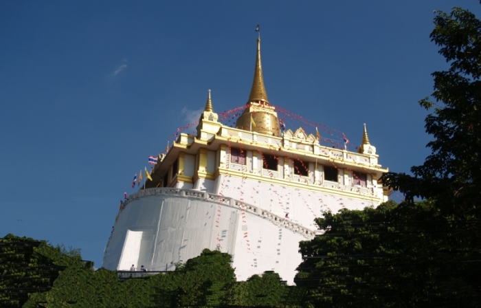 Besonderes Merkmal des Wat Saket ist der 79 Meter hohe, künstlich aufgeschüttete Berg, den ein goldener Chedi krönt. Der Königliche Tempel Zweiter Klasse wurde während der Regentschaft von Rama V. fertiggestellt.