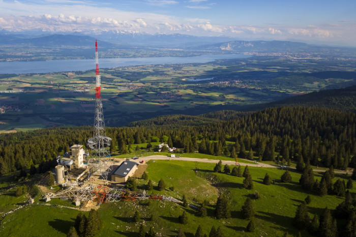 Ein mit einer Drohne aufgenommenes Bild zeigt einen 128 Meter hohen Fernmelde- und Sendemast der Swisscom. Foto: epa/Valentin Flauraud