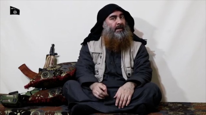 Der Screenshot eines undatierten Videos, das am 29.04.2019 über Al-Furkan, einen Medienkanal der IS, verbreitet wurde, zeigt den Anführer der IS-Terrormiliz Abu Bakr al-Bagdadi. Foto: ---/Al-furkan /dpa