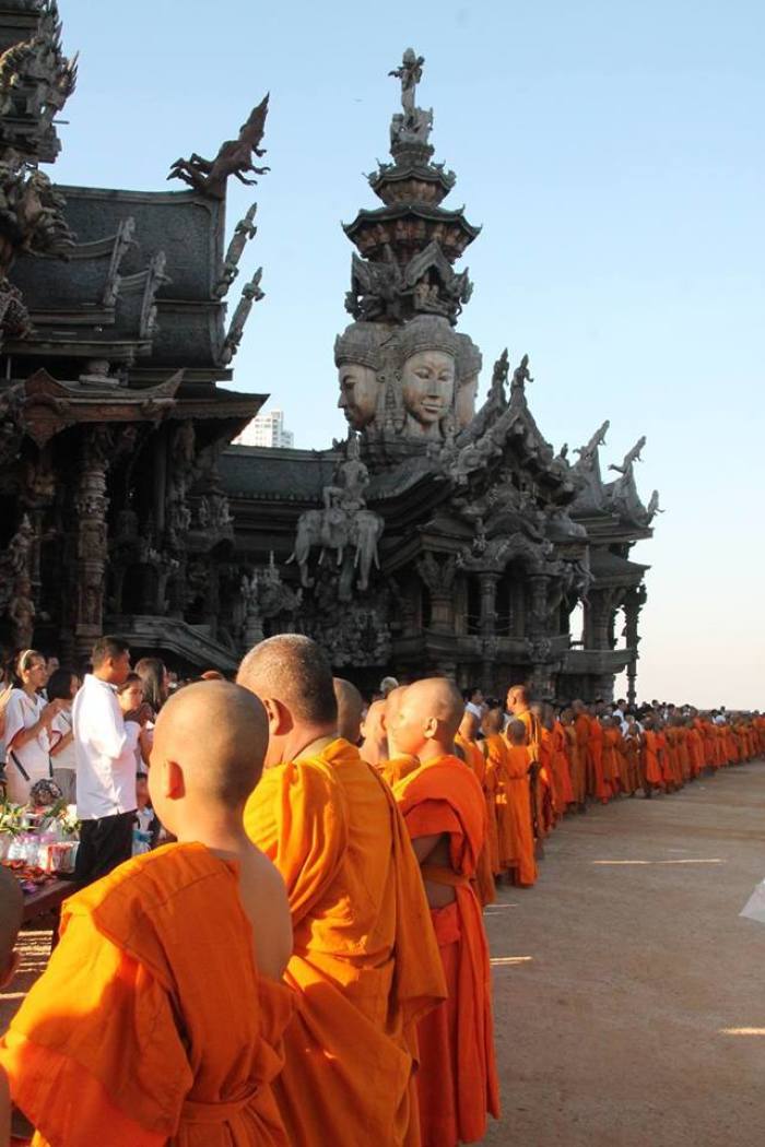 Höhepunkt ist ein Almosengang mit 500 Mönchen und Novizen. Foto: PR Pattaya