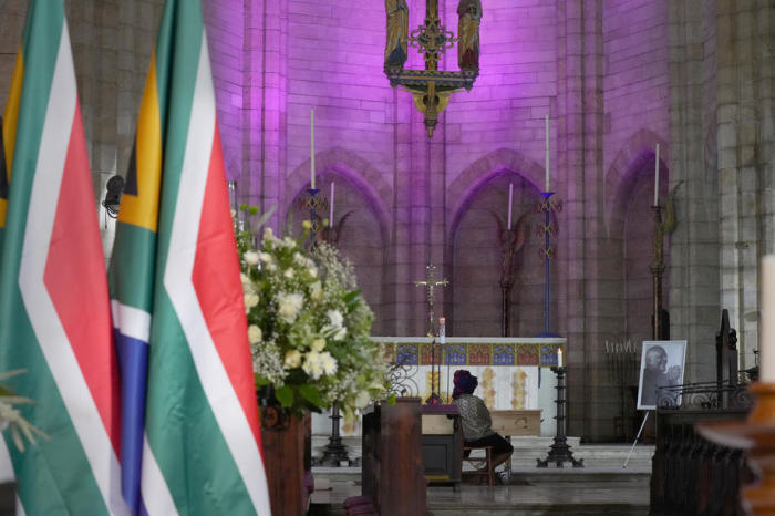 Mpho Tutu, eine Tochter von Desmond Tutu, sitzt während des Staatsbegräbnisses des verstorbenen emeritierten Erzbischofs Desmond Tutu in Kapstadt, Südafrika, still für sich alleine da. Foto: epa/Nic Bothma