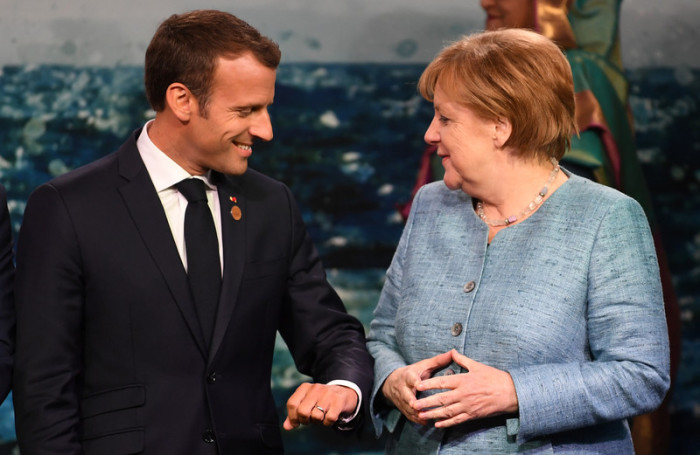 Bundeskanzlerin Angela Merkel (r) Und Frances Präsident Emmanuel Macron (l). Foto: epa/Neil Hall