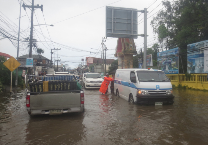 Kreuzung Bophut Richtung Fisherman’s Village am Mittwoch um 15 Uhr: Ein halber Meter Wasser, und ein Polizist hilft beim Herausschieben eines Minibusses.