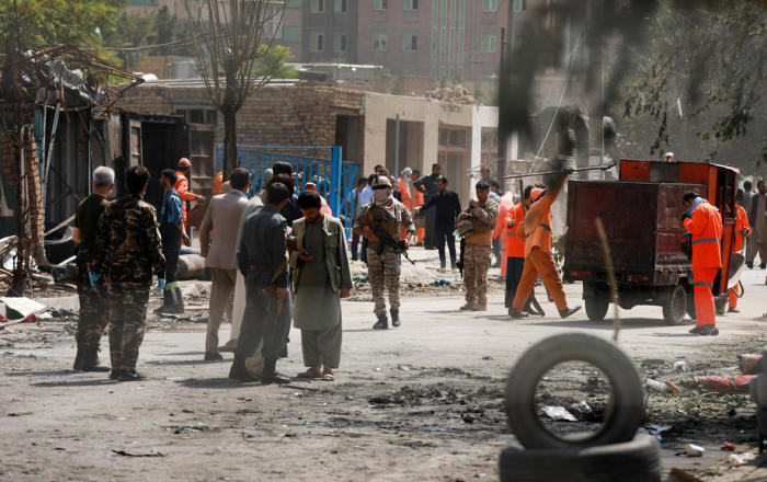 Sicherheitskräfte untersuchen den Schauplatz einer Explosion in Kabul. Foto: epa/Jawad Jalali