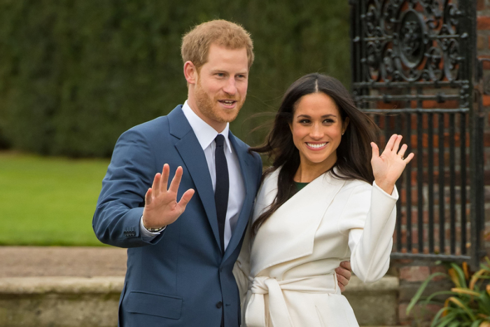 Der britische Prinz Harry und die US-amerikanische Schauspielerin Meghan Markle nach Bekanntgabe ihrer Verlobung. Am 31. März scheidet das Paar aus dem königlichen Leben aus.  Foto: Dominic Lipinski/Pa Wire/dpa