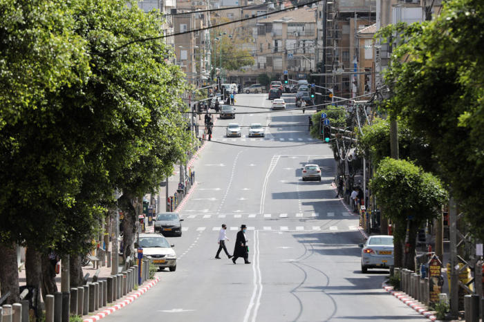 Übersichtsaufnahme einer leeren Hauptstraße in der Stadt Bnei Brak. Foto: epa/Abir Sultan