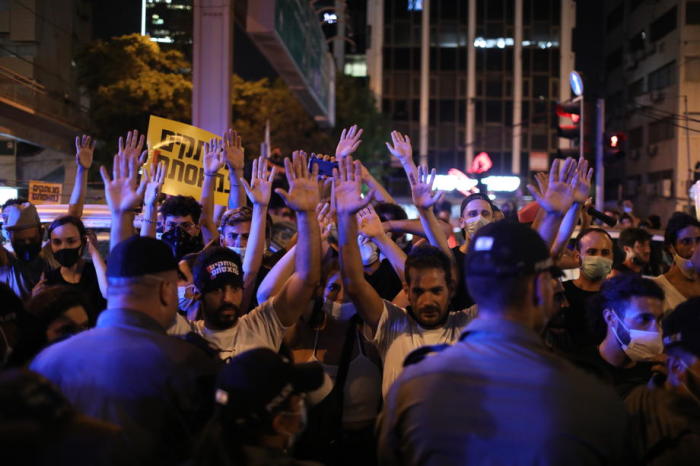 Die israelische Grenzpolizei steht Protestierenden während einer Demonstration selbständiger Geschäftsinhaber gegen die israelische Regierung auf dem Rabin-Platz in Tel Aviv gegenüber. Foto: epa/Abir Sultan