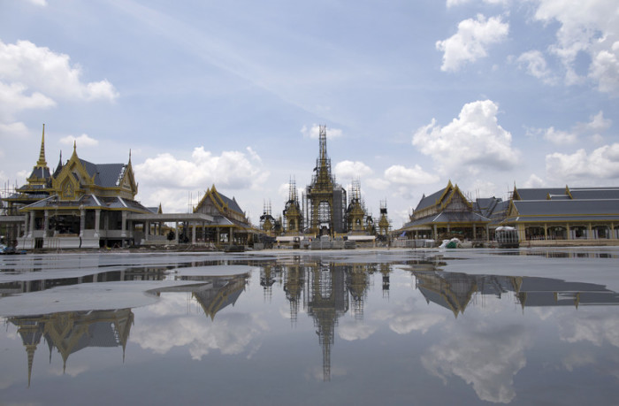 Blick auf das Königliche Krematorium am Sanam-Luang-Platz. Foto: epa/Rungroj Yongrit