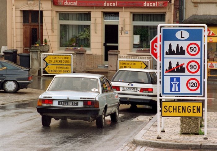 Blick auf den Ortseingang von Schengen in Luxemburg am 22. März 1995. Foto: Werner Baum/Dpa