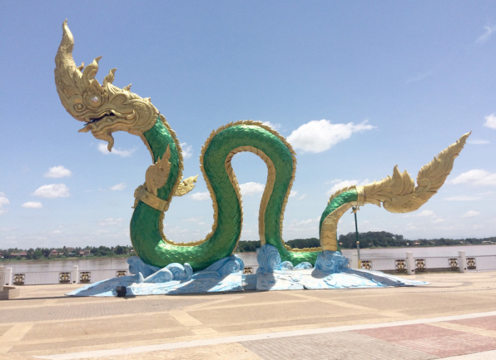 Die neue Promenade dem Mekong entlang entwickelt sich zum Herzstück des weltoffenen Nong Khai. Ein beliebtes Fotomotiv ist diese feuerspeiende Riesenschlange am Fluss. Foto: Fritschi