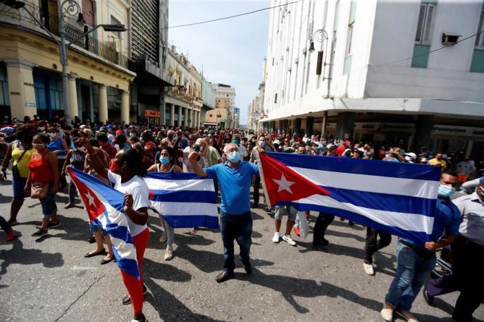 Leute schreien während einer Pro-Regierungs-Kundgebung in Havanna. Foto: epa/Ernesto Mastrascusa