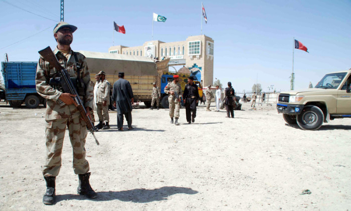 Pakistanische Sicherheitsbeamte stehen in der Nähe der pakistanisch-afghanischen Grenze in der Nähe von Chaman Wache. Foto: epa/Akhter Gulfam