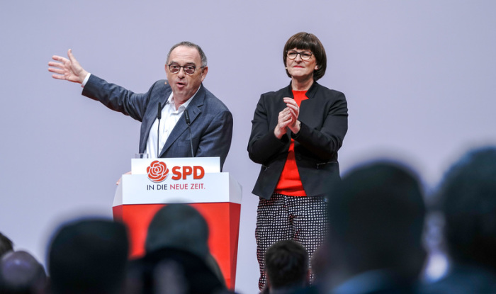 Norbert Walter-Borjans und Saskia Esken, die beiden Bundesvorsitzenden der SPD, sprechen beim SPD-Bundesparteitag die Schlussworte. Foto: Michael Kappeler/Dpa