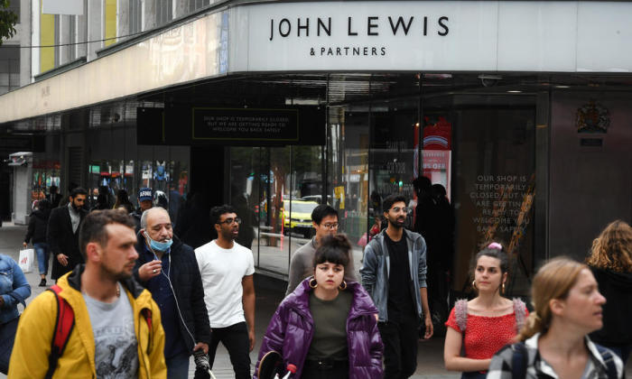 Fussgänger passieren einen John Lewis-Laden im Zentrum Londons. Foto: epa/Andy Rain