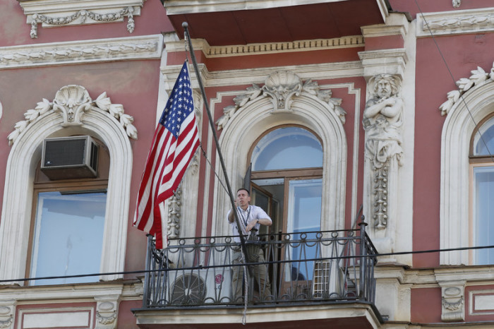 Koffer packen in der US-Botschaft in St. Petersburg. Foto: epa/Anatoly Maltsev
