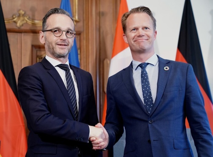 Außenminister Heiko Maas (L) und sein Amtskollege aus Dänemark Jeppe Kofod (R) geben sich während einer gemeinsamen Pressekonferenz die Hand. Foto: epa/Hayoung Jeon