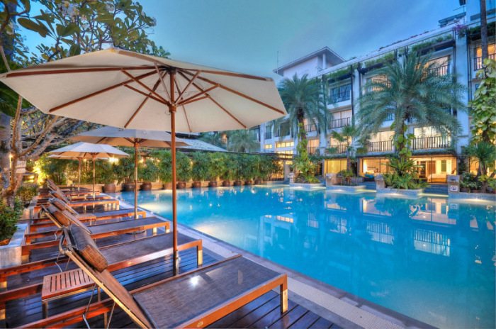 Mojitos an der Poolbar, Poolpapagei Paxo, Urlaub pur und 23 Zimmer mit direktem Poolzugang sind die Highlights der Badelandschaft des Burasari Resorts in Patong Beach.