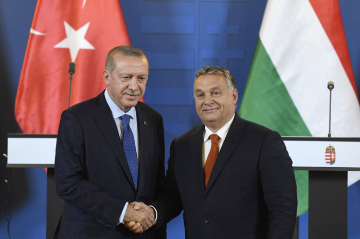 Der türkische Präsident Recep Tayyip Erdogan (l.) und der ungarische Premierminister Viktor Orban. Foto: epa/Szilard Koszticsak