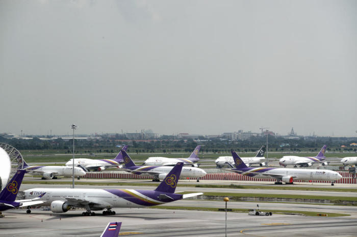 Geparkte Maschinen der Thai Airways International am Bangkoker Suvarnabhumi Airport. Foto: epa/Rungroj Yongrit
