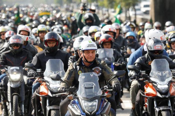 Bolsonaro trotzt wieder einmal der Pandemie und führt massive Motorrad-Karawane. Foto: epa/Alan Santos / Präsidentschaft Von Braz