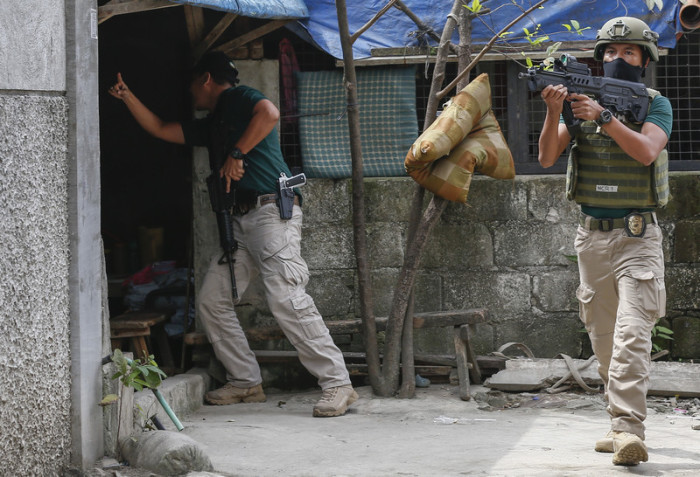 Sondereinsatzkommando im Einsatz gegen Drogendealer in Manila. Foto: epa/Rolex Dela Pena