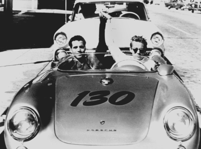 Der US-amerikanische Schauspieler James Dean (r), der mit dem befreundeten Rennfahrer und Automechaniker, dem Deutschen Rolf Wütherich, in seinem Porsche 356 Spider (