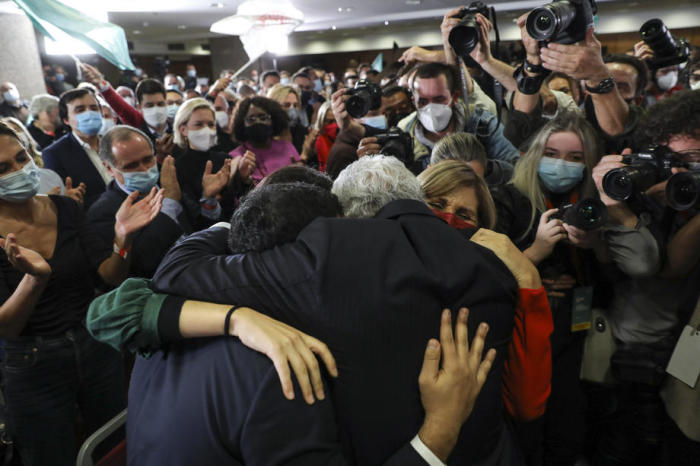 Antonio Costa, Ministerpräsident von Portugal und Vorsitzender der Sozialistischen Partei (PS), umarmt seine Frau Fernanda Tadeu, während er den Sieg bei den Parlamentswahlen 2022 feiert. Foto: epa/Miguel A. Lopes